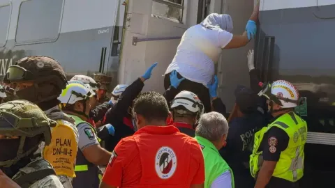 13 pessoas morreram e quase 100 ficaram feridas após um trem