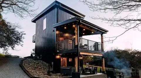 A casa pré-fabricada de 2 andares, com 3 quartos e 10 janelas, que é comprada por menos de $ 19.000