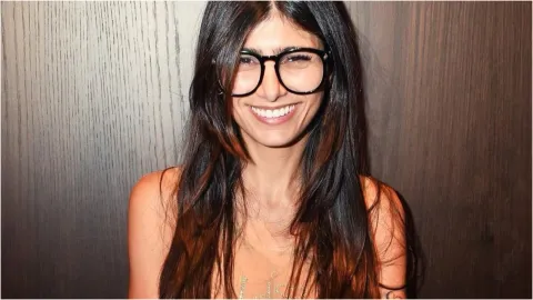 A ex-atriz de filmes adultos Mia Khalifa emite um forte avis