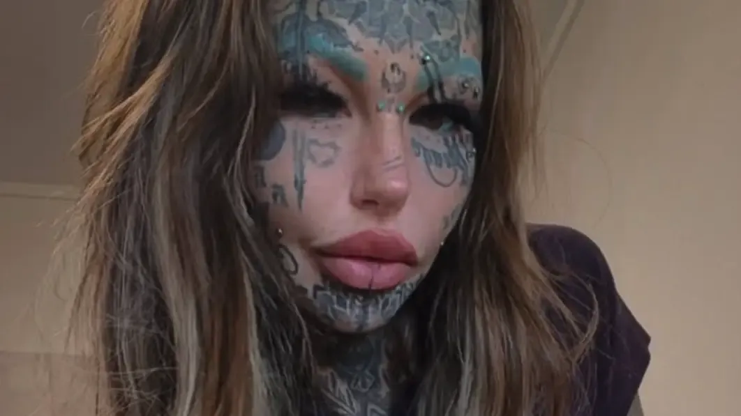 A “mulher mais tatuada do mundo” vai se submeter a um proced