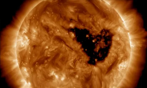 A NASA captou um coração gigante na superfície do Sol: o que