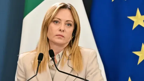 A primeira-ministra da Itália, Giorgia Meloni, compartilha foto criada por IA usando lingerie em alerta ao país