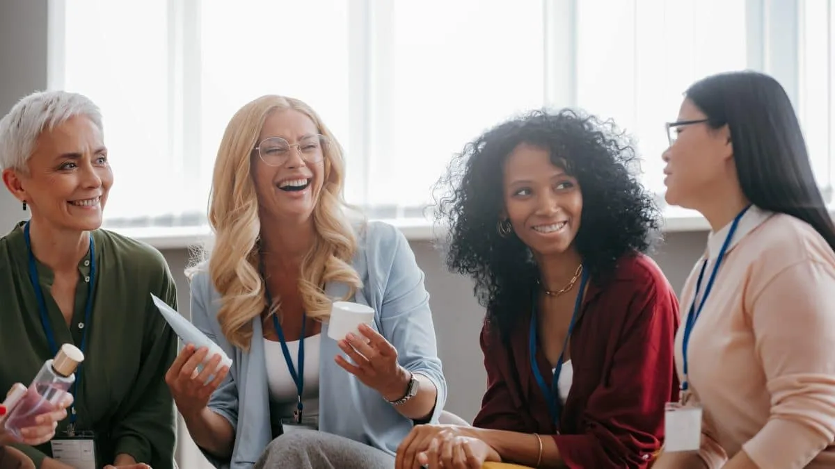 A psicologia sugere que interromper conversas constantemente