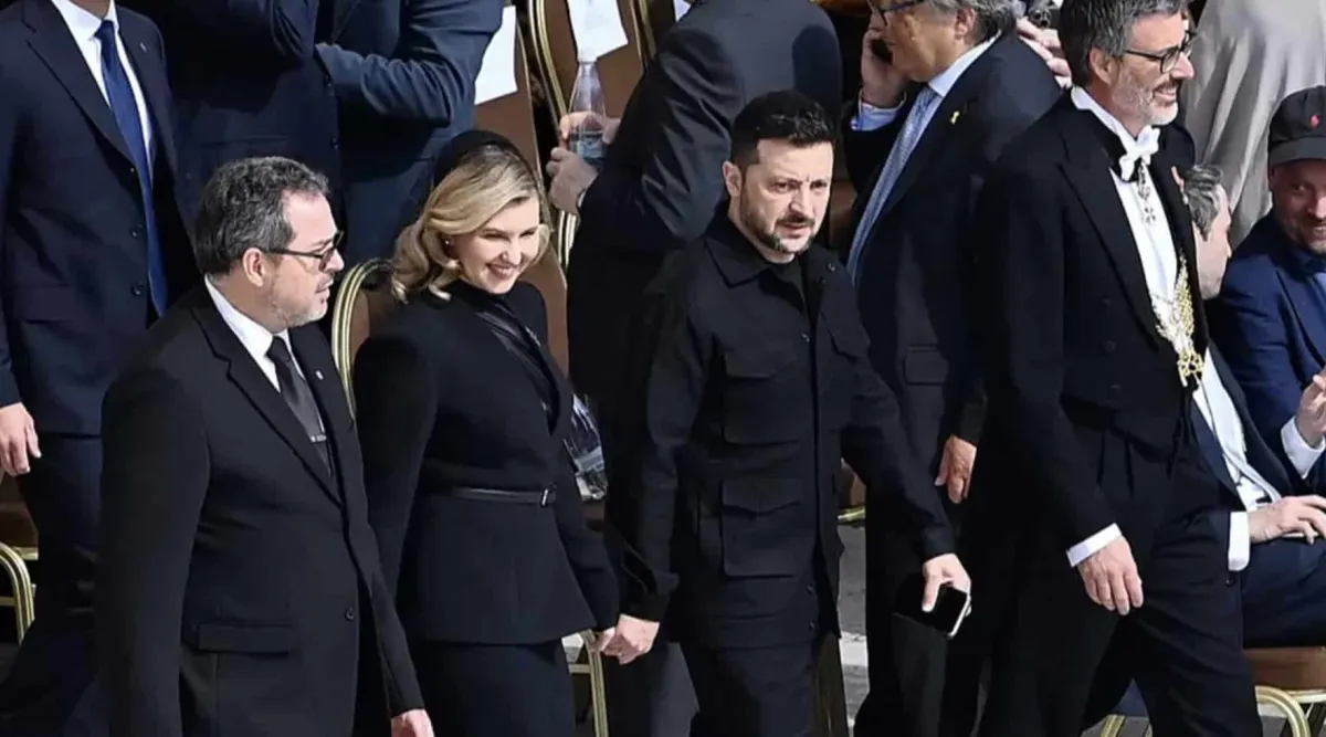 A razão pela qual Volodymyr Zelensky não usou terno na missa