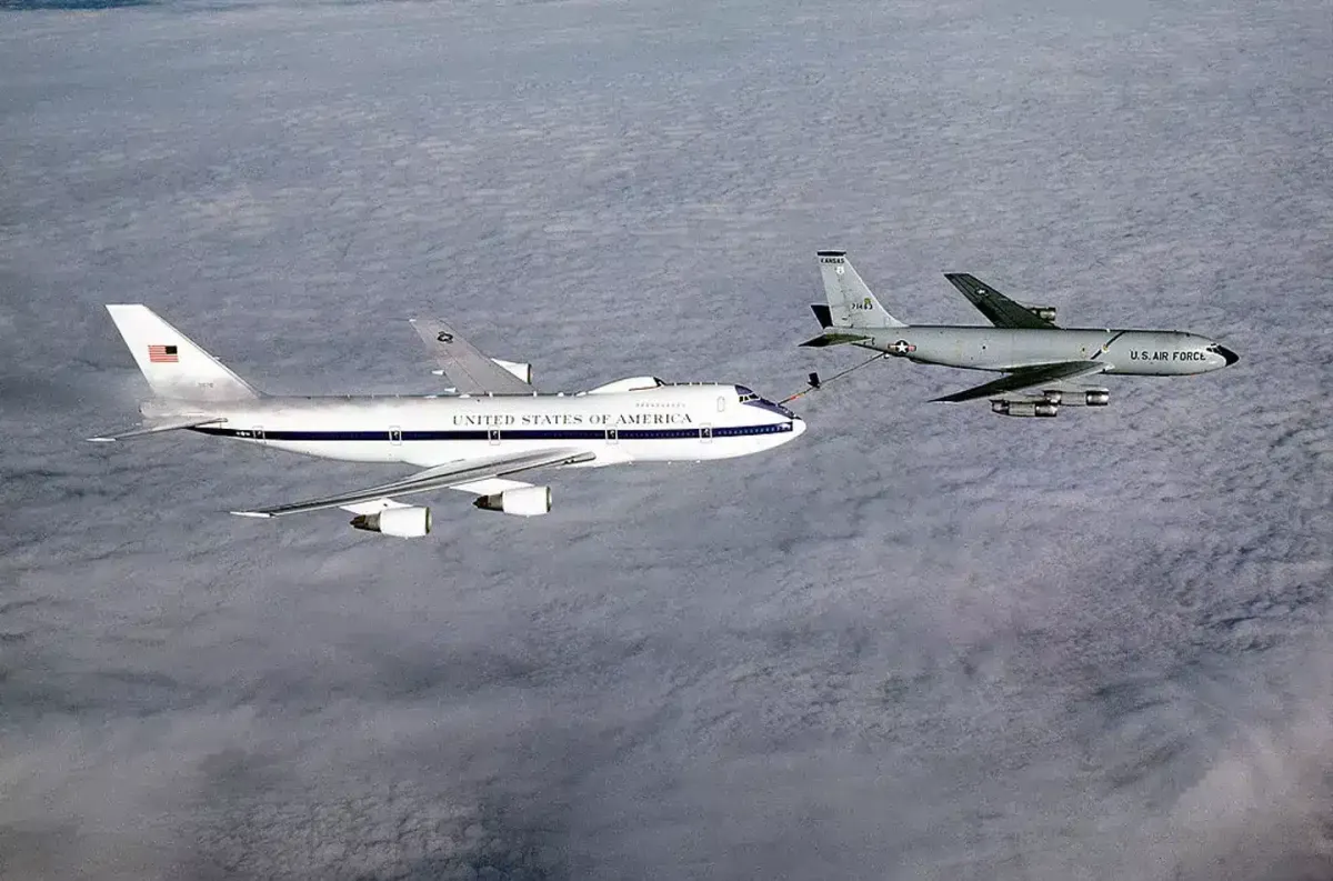 A razão perturbadora pela qual ver este avião voando acima d