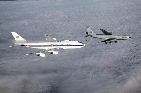 A razão perturbadora pela qual ver este avião voando acima d