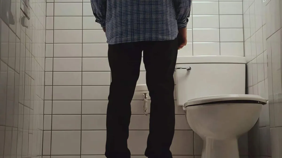 A razão repulsiva pela qual os homens não deveriam urinar em