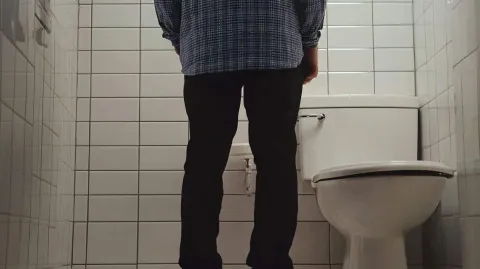 A razão repulsiva pela qual os homens não deveriam urinar em