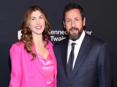Adam Sandler contratou mulher para interpretar garçonete em filme antes de se tornar sua esposa na vida real