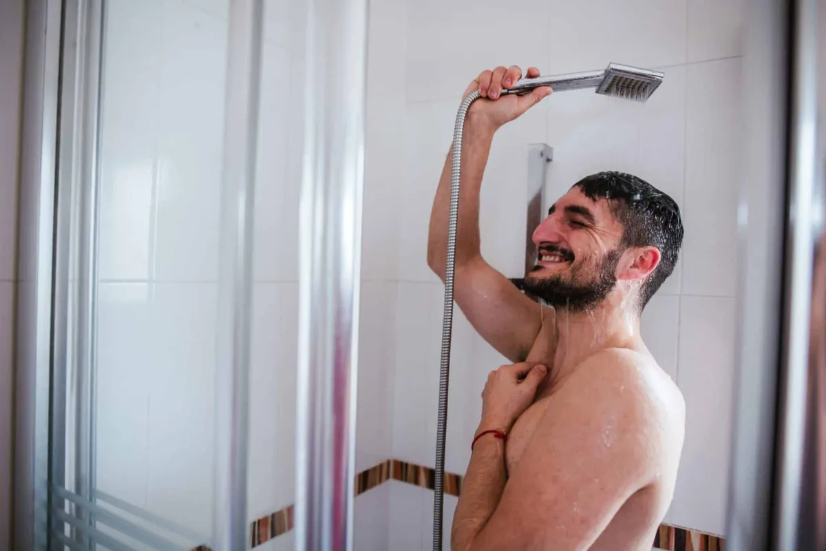 Adeus água quente? Médicos alertam sobre banhos quentes que