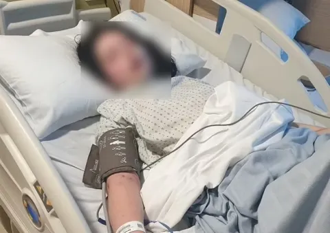 Adolescente enviada para casa após médicos alegarem ‘dores d