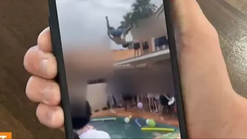 Adolescente que teve a orelha arrancada após dar um salto em