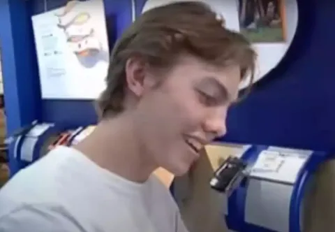Adolescente que vendeu seu lugar na fila do primeiro iPhone 