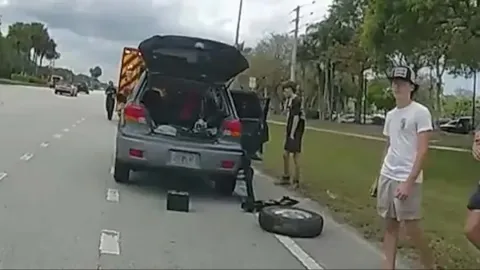 Adolescentes ligaram para a polícia após perceberem um homem com dificuldade para trocar o pneu, e autoridades dizem que elas provavelmente salvaram a vida dele