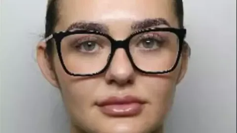 Agente penitenciária é presa após ser flagrada por câmeras em uma cela com um detento, com detalhes explícitos revelados no tribunal