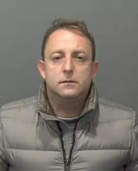 Agente penitenciária é presa após ser flagrada realizando um