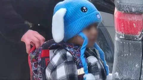 Agentes do ICE detêm um menino de cinco anos imediatamente a