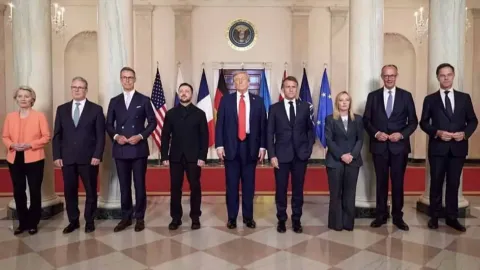 Altura de Trump volta a ser questionada após imagem de encon