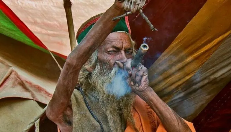 Amar Bharati mantém braço erguido por 50 anos
