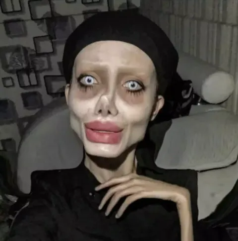 “Angelina Jolie Zumbi” revela seu rosto verdadeiro após ser 