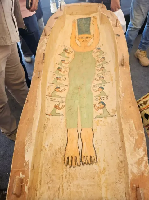 Arqueólogos descobrem caixão de 3.000 anos que parece os Sim