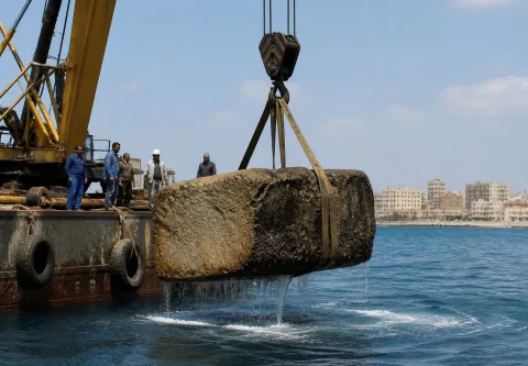 Arqueólogos encontram o maior tesouro da humanidade: recuperam do fundo do mar partes de uma das 7 maravilhas do mundo