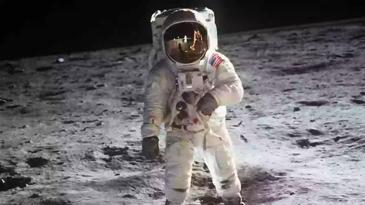 Artista aprimorou reflexo no capacete de Buzz Aldrin em famo
