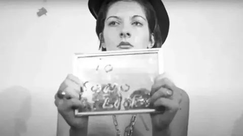 Artista que permitiu que as pessoas “fizessem qualquer coisa com ela” explicou como chegaram a “beber seu sangue” durante a performance