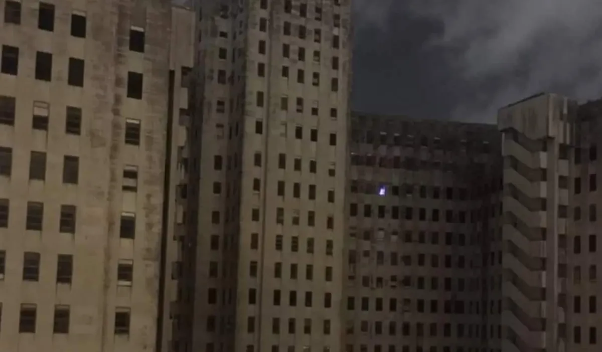 Árvore de Natal misteriosa ilumina hospital abandonado