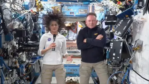 Astronautas presos no espaço há mais de 6 meses divulgam atu