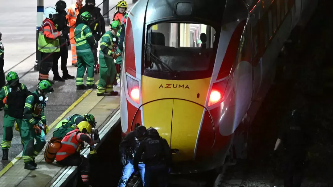 Ataque com faca em trem no Reino Unido deixa 9 pessoas lutan