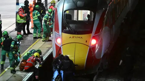 Ataque com faca em trem no Reino Unido deixa 9 pessoas lutan