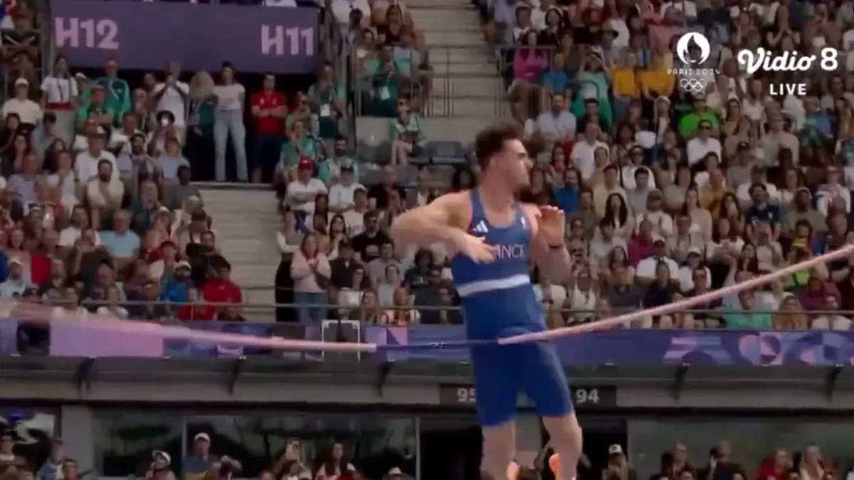 Atleta francês sofre acidente inusitado no salto com vara ol