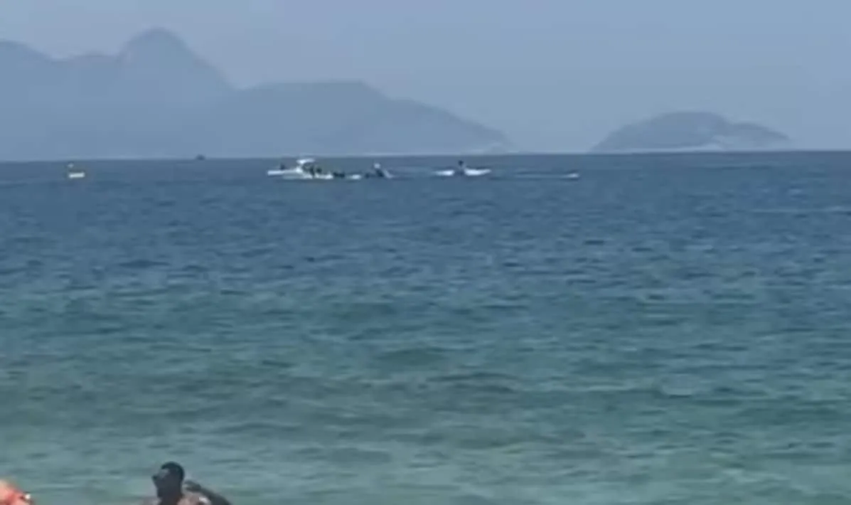 Avião de propaganda cai em Copacabana