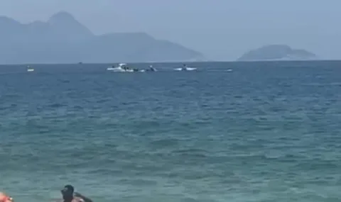 Avião de propaganda cai em Copacabana