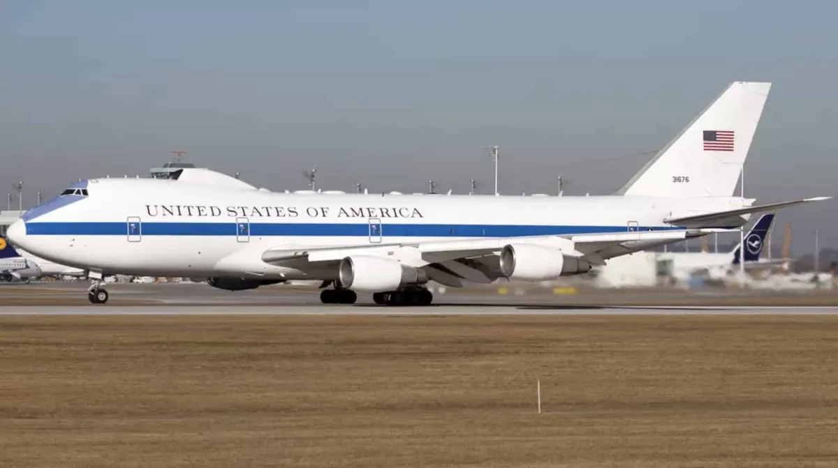 ‘Avião do juízo final’ de Donald Trump faz voo ‘altamente in