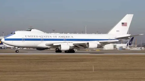 ‘Avião do juízo final’ de Donald Trump faz voo ‘altamente in
