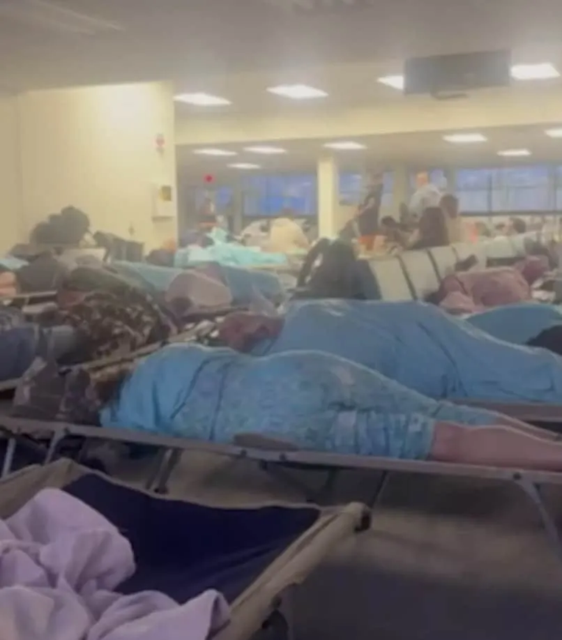Avião é forçado a desviar rota, deixando passageiros presos