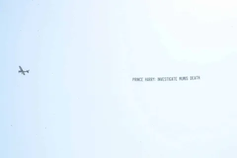 Banner misterioso pede que Harry investigue morte de Diana