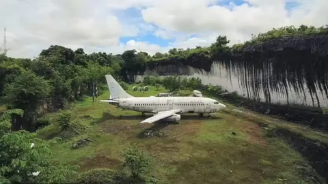 Boeing 737 é misteriosamente descoberto em um campo aleatório e ninguém sabe como ele chegou lá