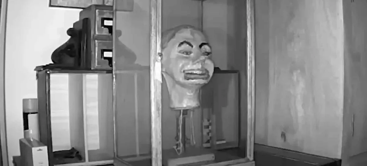 Boneco “assombrado” movimenta-se sozinho em armário trancado