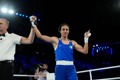 Boxeadora argelina faz declaração desafiadora enquanto avança para a final em meio a uma controvérsia de gênero em andamento