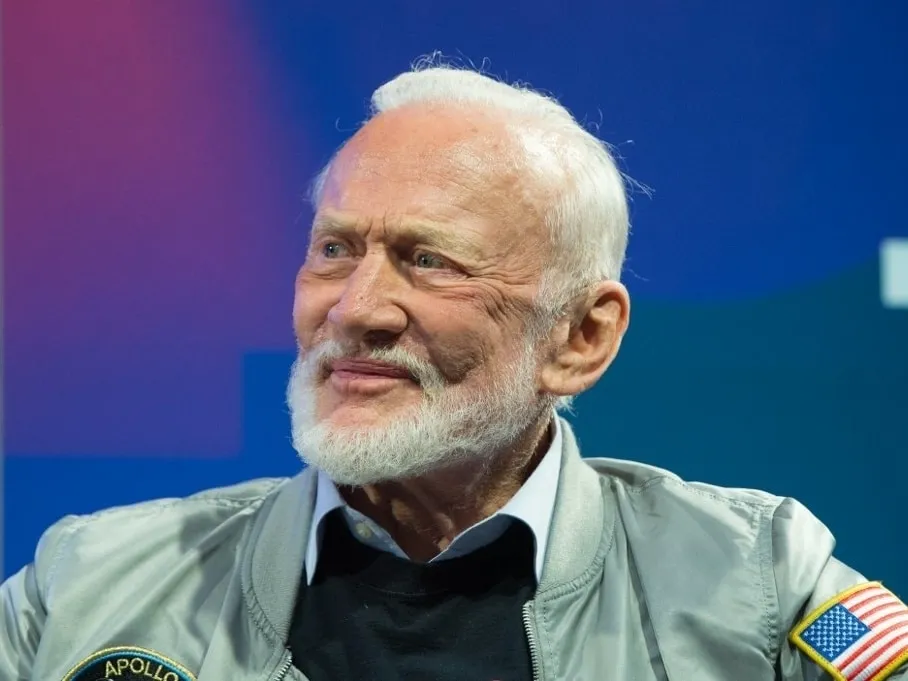 Buzz Aldrin teve uma resposta violenta quando um teórico da