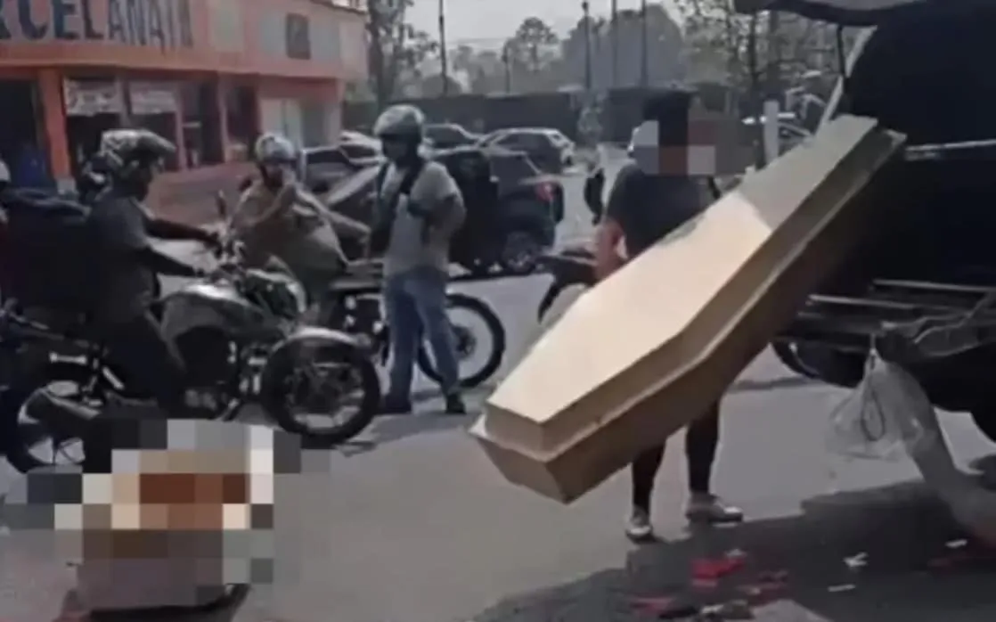 Caixão cai de carro funerário em avenida de Osasco