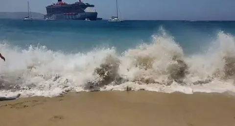 Capitão é preso após ‘onda gigante’ causar acidente ferindo turistas