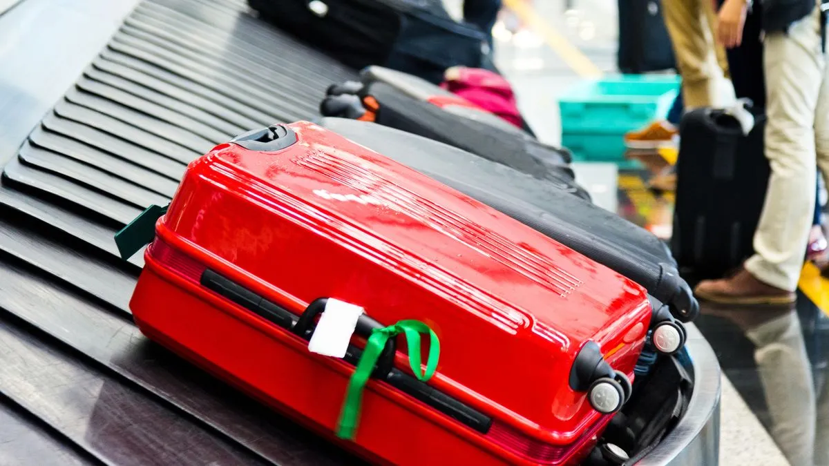 Carregador de bagagens alerta passageiros sobre uso de fitas