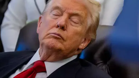 Casa Branca emite resposta dura após Trump ser visto “cochil