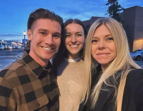 Casal que começou a se relacionar com outra mulher juntos re