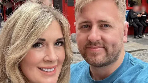 Casal que fundou um clube de swing revela regra polêmica par