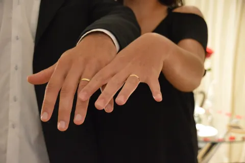 Casal que se divorciou e se casou novamente 12 vezes é inves